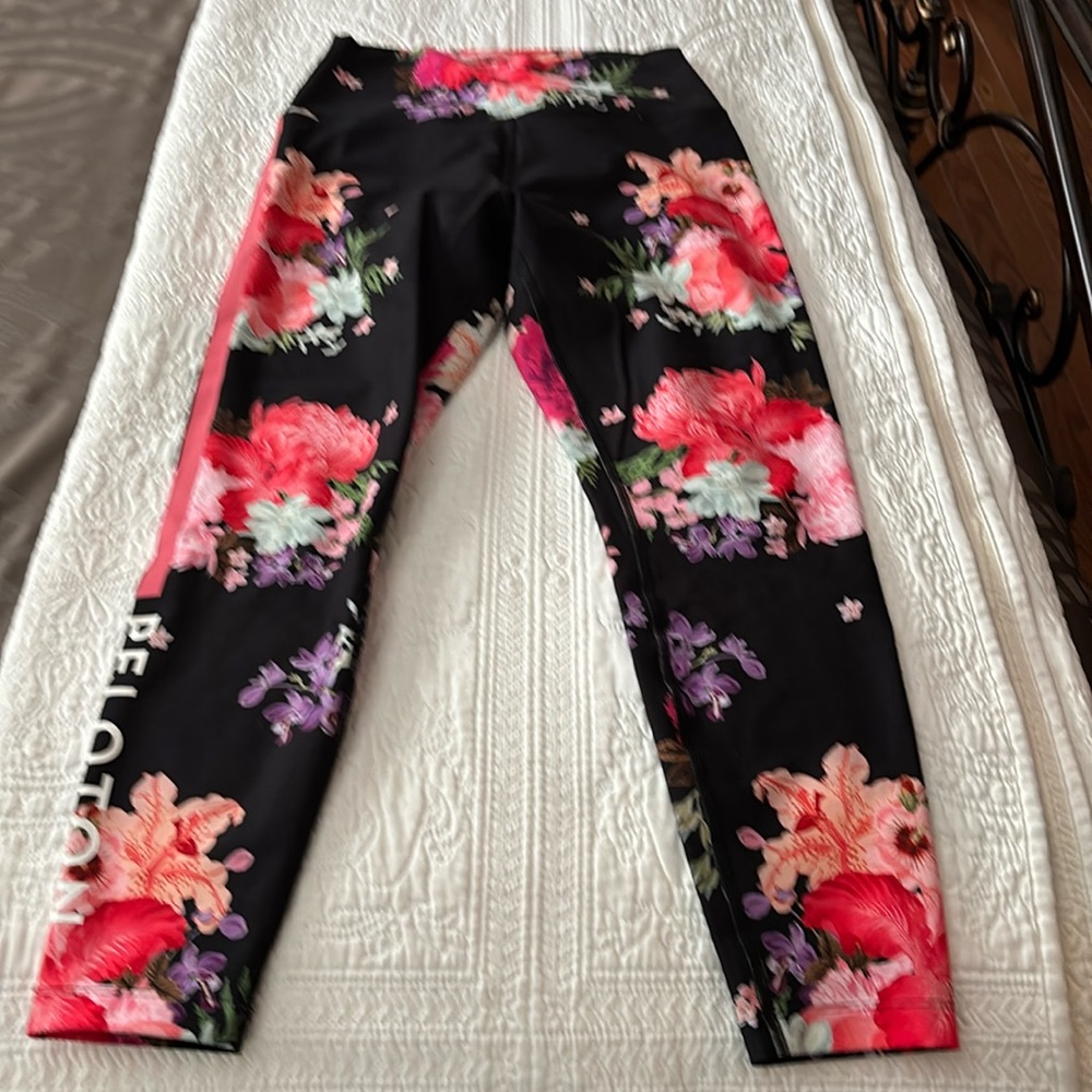 Peloton AAPI Women’s floral print Leggings (M)